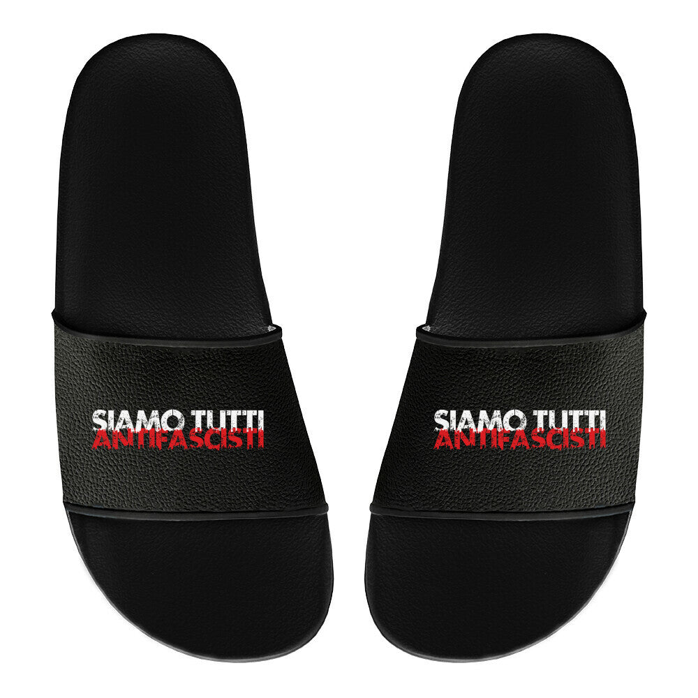 Schwarze Statement-Sandalen mit weiß-rotem „SIAMO TUTTI ANTIFASCISTI“-Print auf dem Riemen – klare antifaschistische Botschaft auf italienisch, sichtbar und bequem.