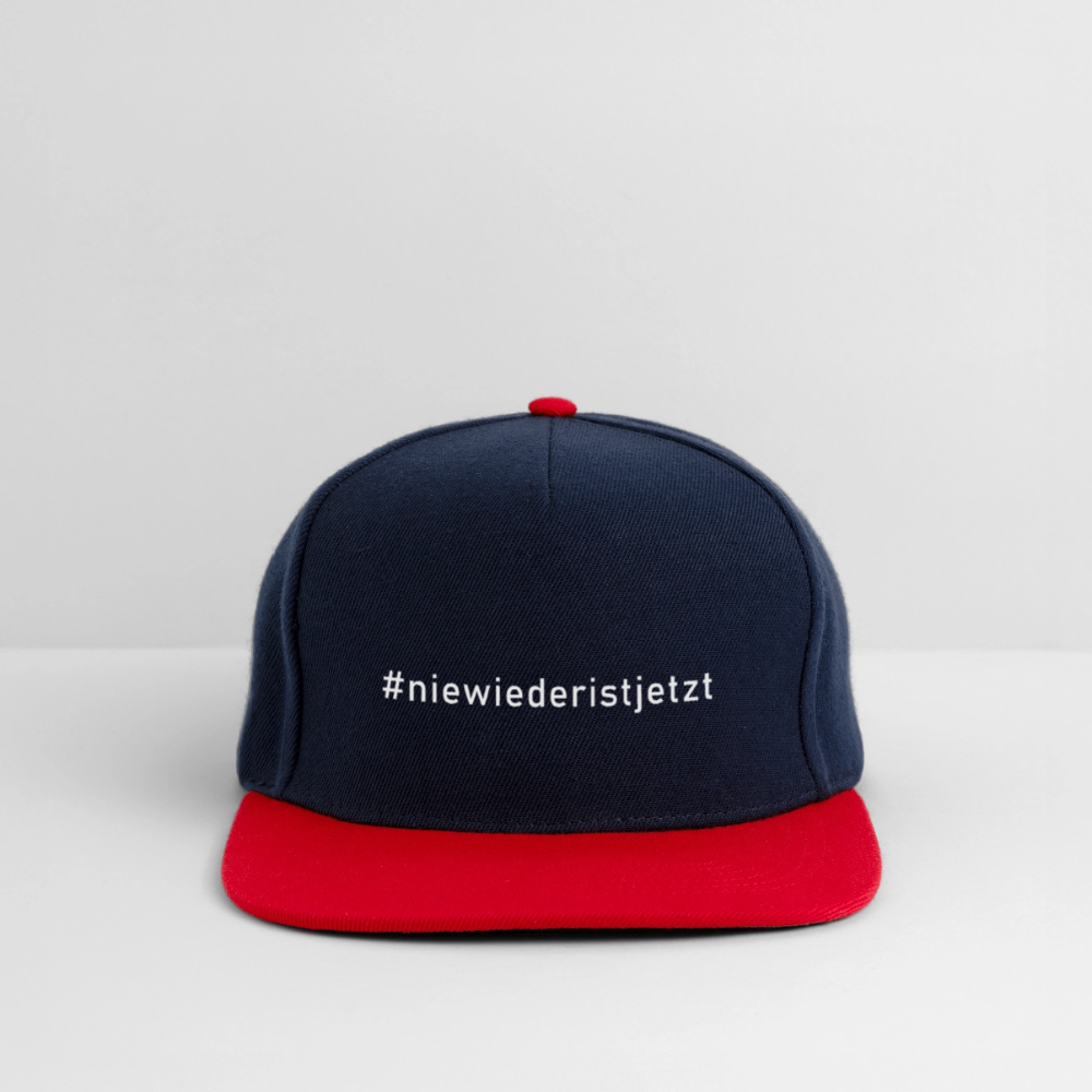 Basecap „Nie wieder ist jetzt“ mit geradem Schirm im Old School Style
 - Navy/Rot