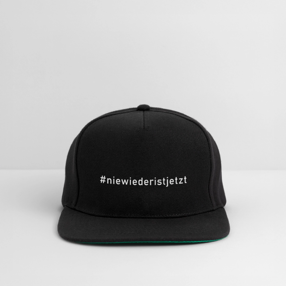 Produktansicht vorne: Basecap „Nie wieder ist jetzt“ mit geradem Schirm im Old School Style


