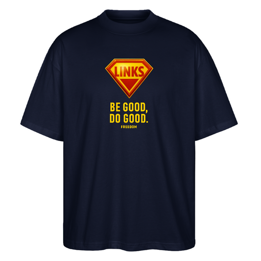 Stanley/Stella Oversized Unisex Bio T-Shirt Blaster - Navy Glänzendes Superman-inspiriertes LINKS-Logo auf blauem Oversize-Shirt, darunter der gelbe Slogan „BE GOOD, DO GOOD“ – politisches Statement für Solidarität und Freiheit.
