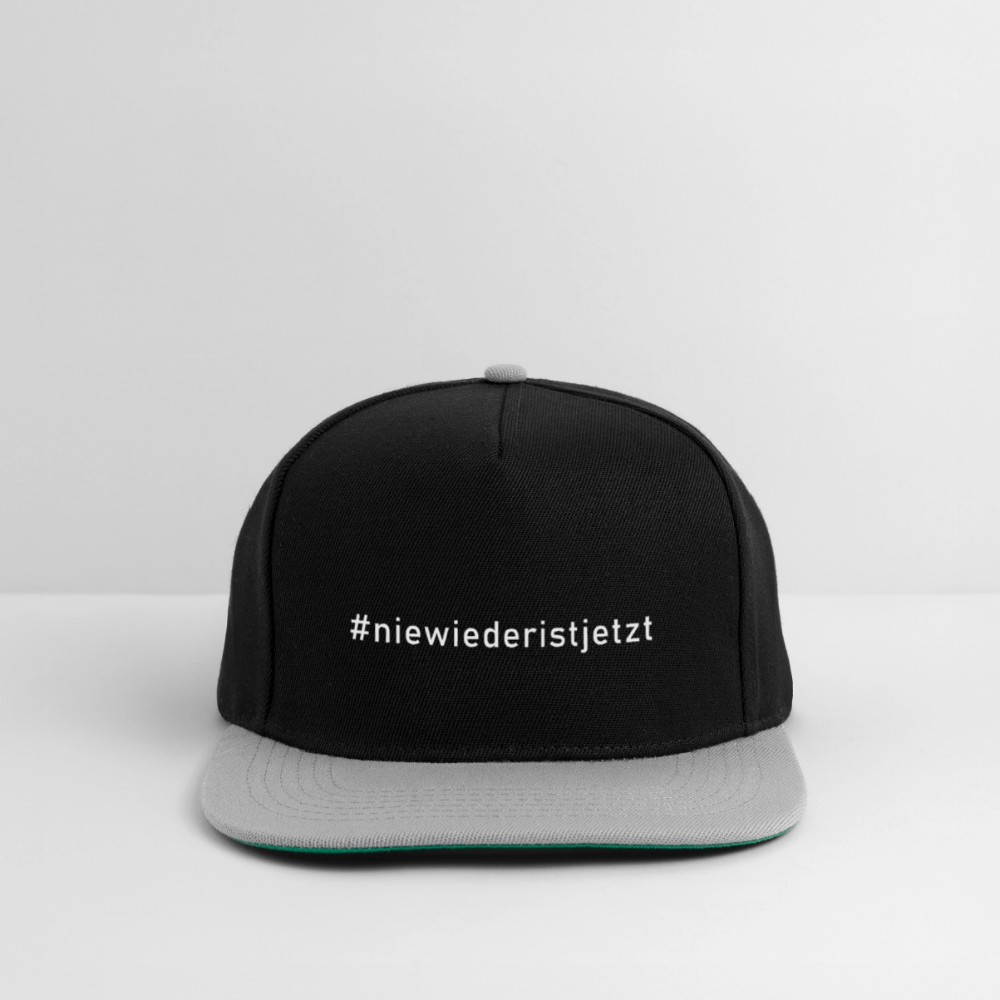Basecap „Nie wieder ist jetzt“ mit geradem Schirm im Old School Style - Schwarz/Grau
