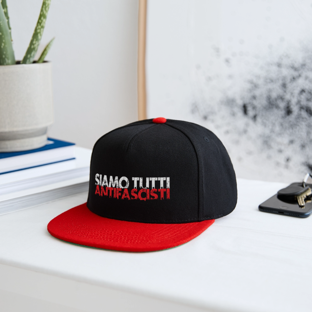 Snapback Cap - Siamo tutti antifacisti - Schwarz/Rot