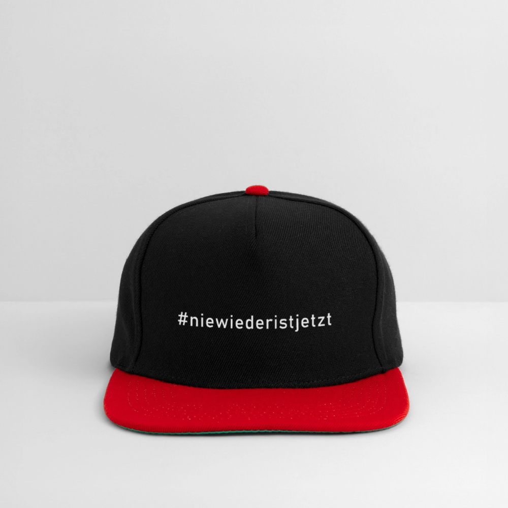 Basecap „Nie wieder ist jetzt“ mit geradem Schirm im Old School Style - Schwarz/Rot