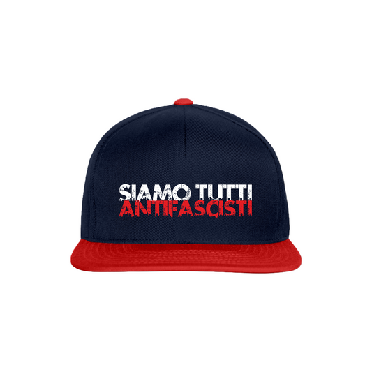 Dunkelblaue Snapback Cap mit gleichfarbigem Schirm  „Siamo tutti antifascisti“ – minimalistisches Design mit Botschaft.

