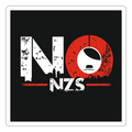 „Vinyl-Sticker mit Schriftzug ‚NO NZS‘, urbaner Symbolik und Stadtsilhouette – wasserfest, konturgeschnitten, 100 µm PVC-Folie“