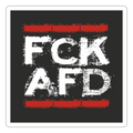 Sticker mit weißem „FCK AFD“ Print im roten Rahmen auf schwarzem Hintergrund. Vinyl, konturgeschnitten, wasserfest, 10 × 10 cm.