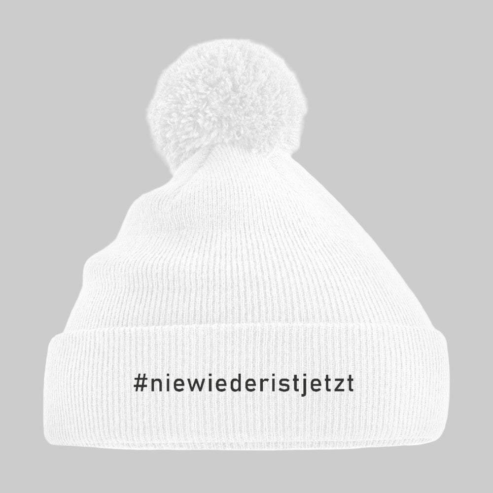 Strickmütze mit weißem Aufdruck #niewiederistjetzt und Pompon – aktivistisches Winteraccessoire weiß