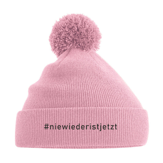 IStrickmütze mit weißem Aufdruck #niewiederistjetzt und Pompon – aktivistisches Winteraccessoire pink