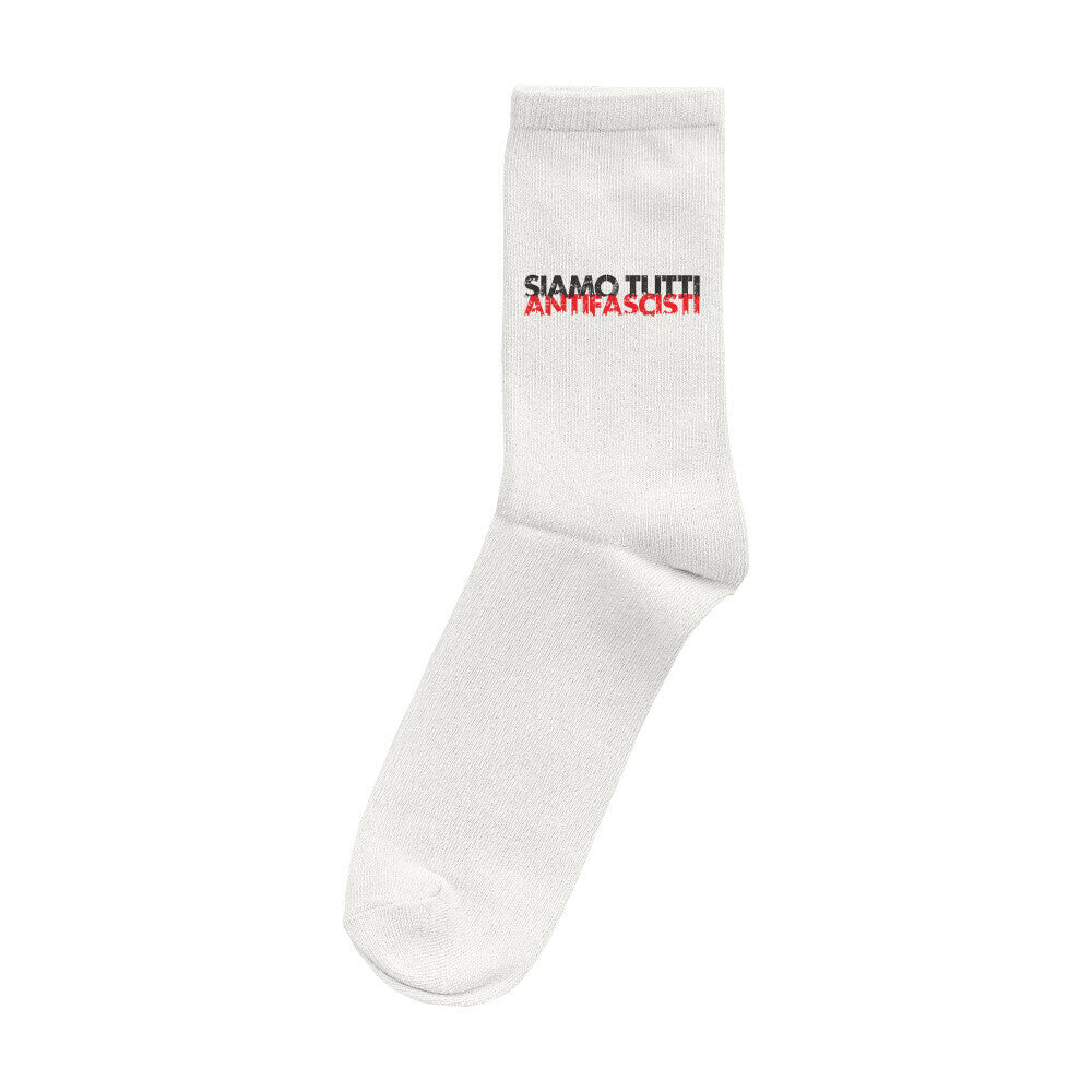 Weiße Socke mit Schriftzug ‚SIAMO TUTTI ANTIFASCISTI‘ in Schwarz und Rot – minimalistisches antifaschistisches Statement 