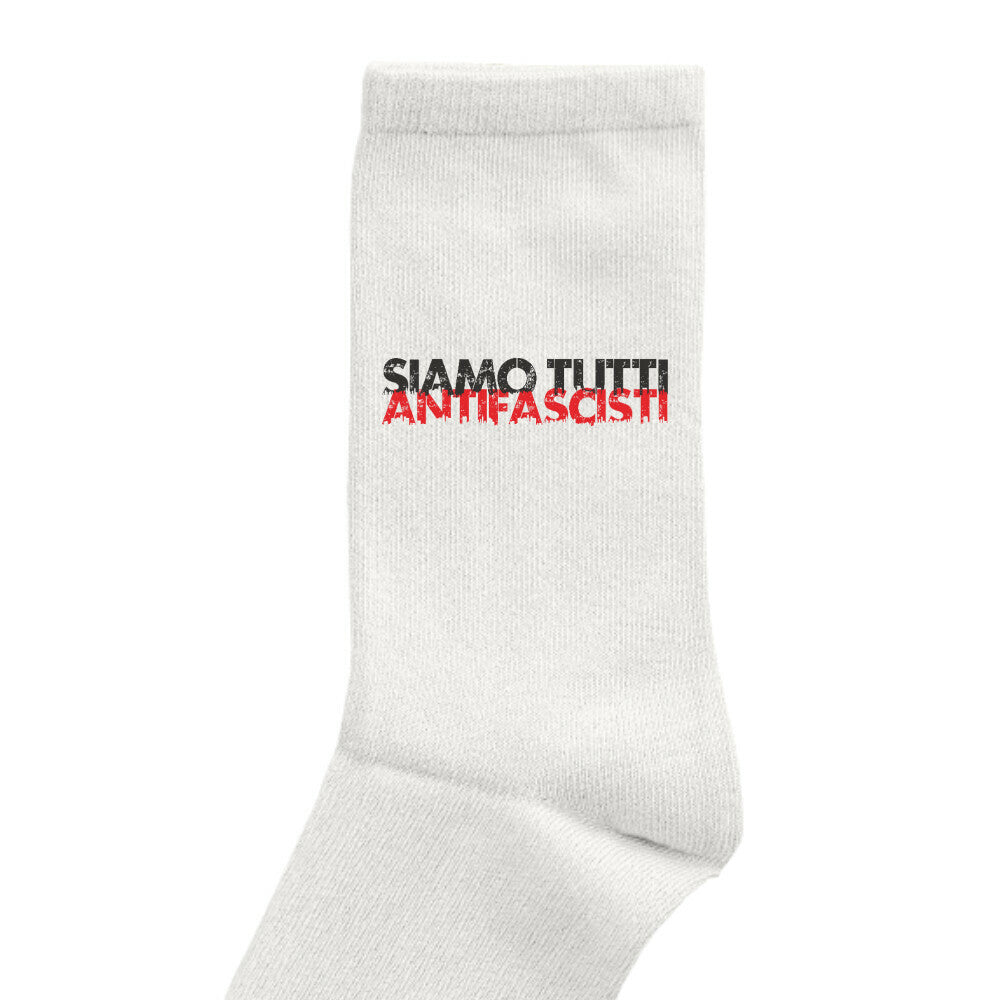 Weiße Socke mit  Schriftzug ‚SIAMO TUTTI ANTIFASCISTI‘ in Schwarz und Rot – minimalistisches antifaschistisches Statement 