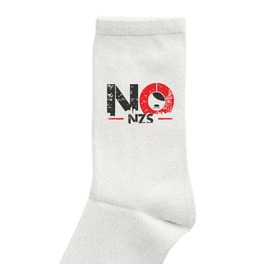 „Weiße Socke mit schwarz-rotem ‚NO NZS‘