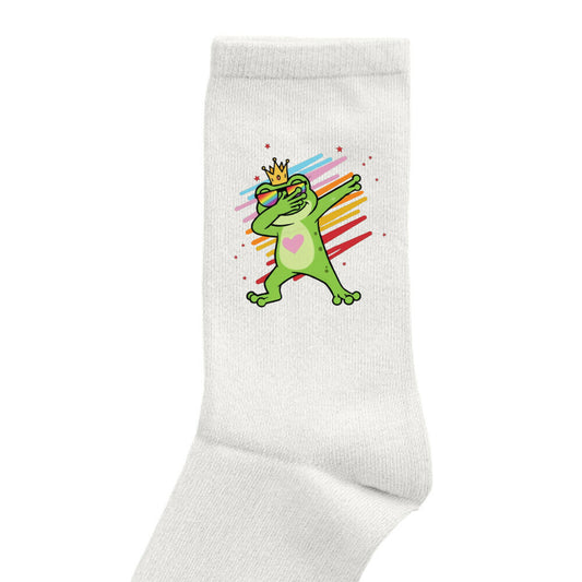 Weiße Socken mit dabbing Frog in Pride‑Farben – bunter, humorvoller LGBTQ+‑Statement‑Print