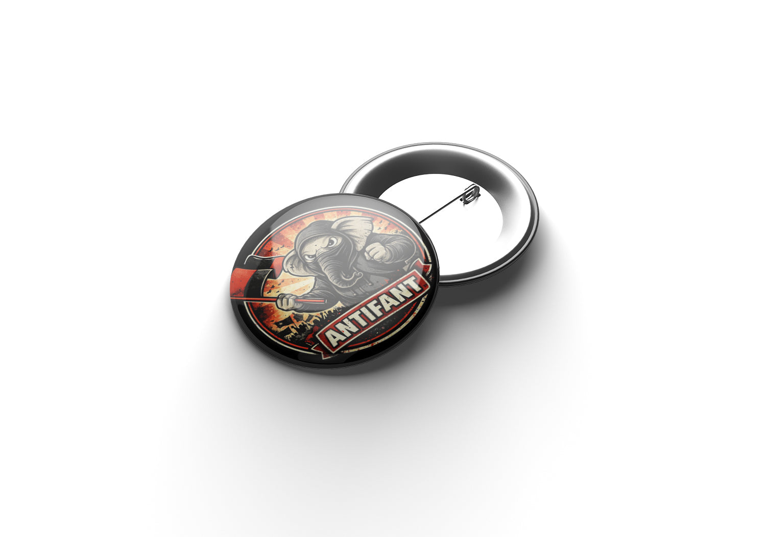„Zwei runde Buttons, einer mit Rückseite sichtbar; der vordere zeigt einen stilisierten Elefanten in Kapuzenjacke, der eine Axt und ein Papier hält, vor einem rot‑orangenen Hintergrund mit Gebäudesilhouetten und dem Schriftzug ‚ANTIFANT