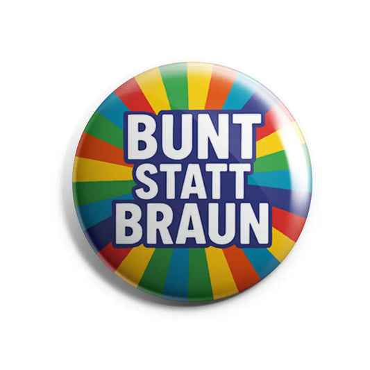 „Runder Button mit der Aufschrift ‚BUNT STATT BRAUN‘ auf farbigem Hintergrund.“