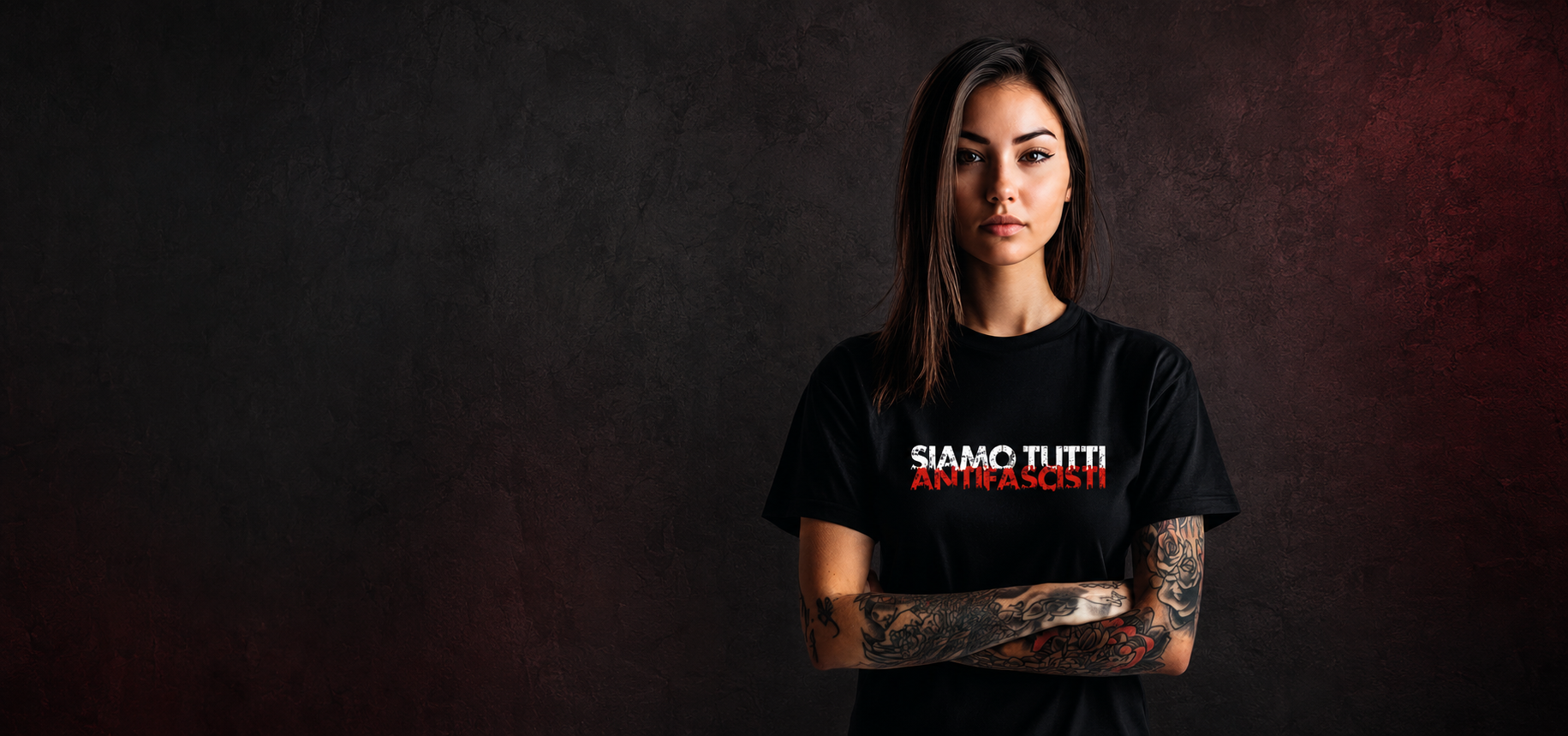 Frau trägt schwarzes „Siamo tutti antifascisti“-T-Shirt vor dunklem Hintergrund – antifaschistische Kleidung von Kreatives Statement