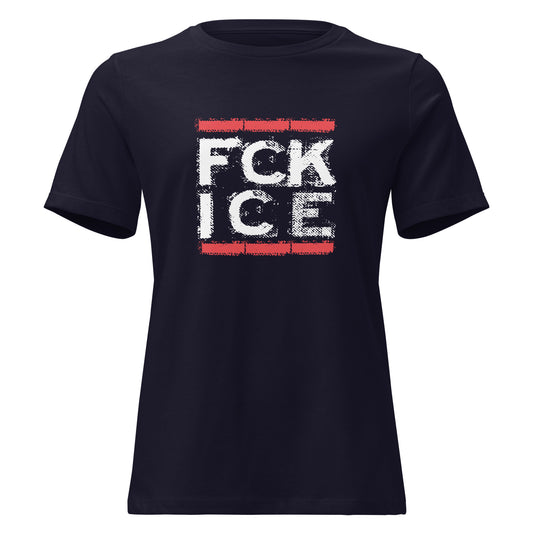 FCK ICE T‑Shirt für Frauen, Navy Shirt mit rotem Backstein‑Print und weißem distressed Schriftzug

