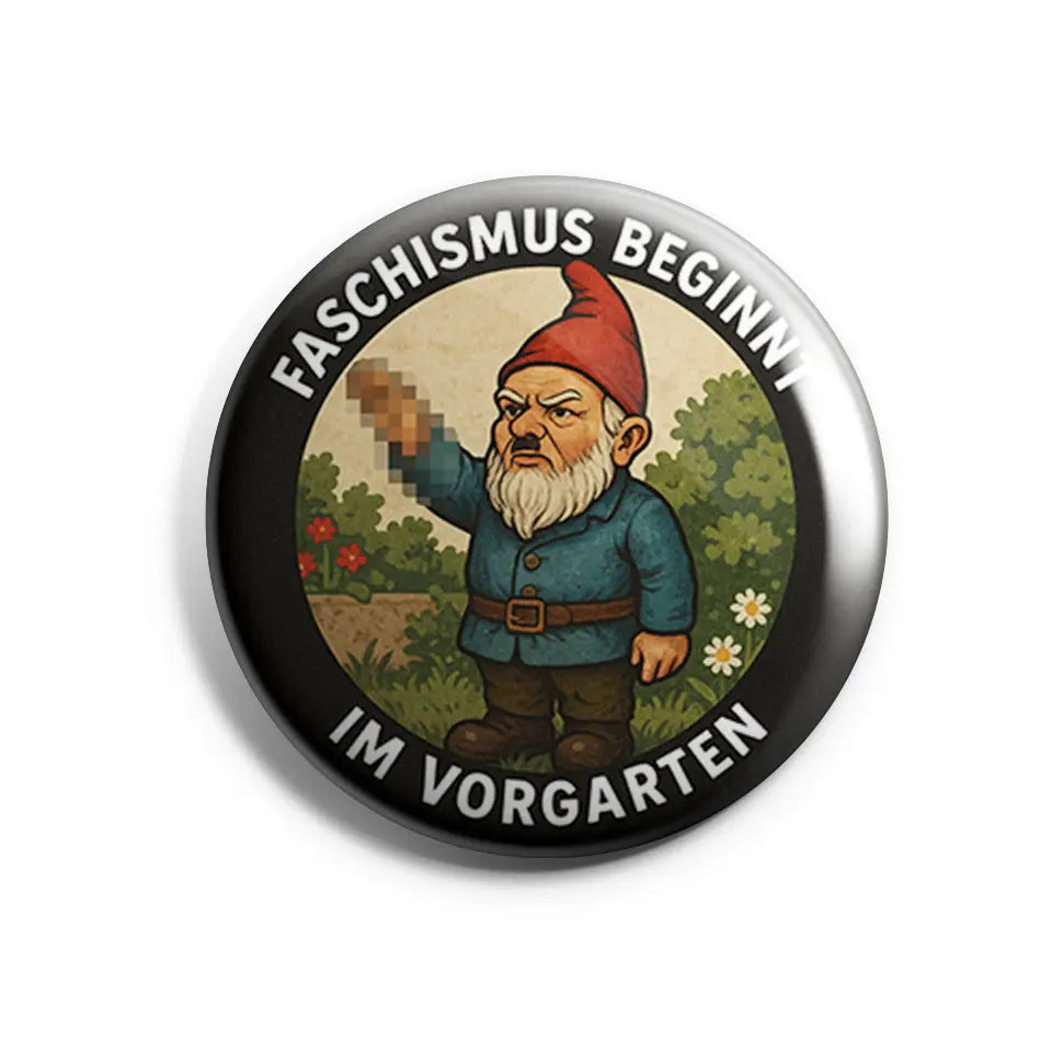 „Runder Button mit der Aufschrift ‚Faschismus beginnt im Vorgarten‘ und Gartenzwerg‑Illustration.“