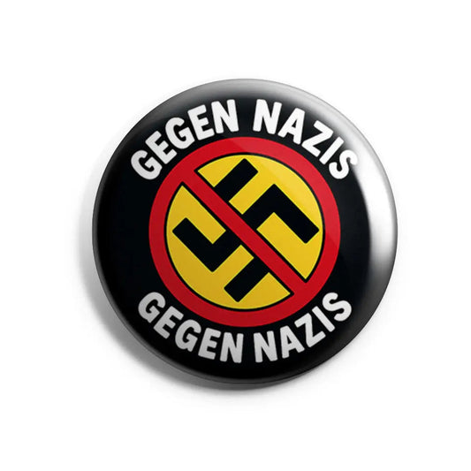„Runder Button mit der Aufschrift ‚GEGEN NAZIS‘ und durchgestrichenem Symbol in der Mitte.“