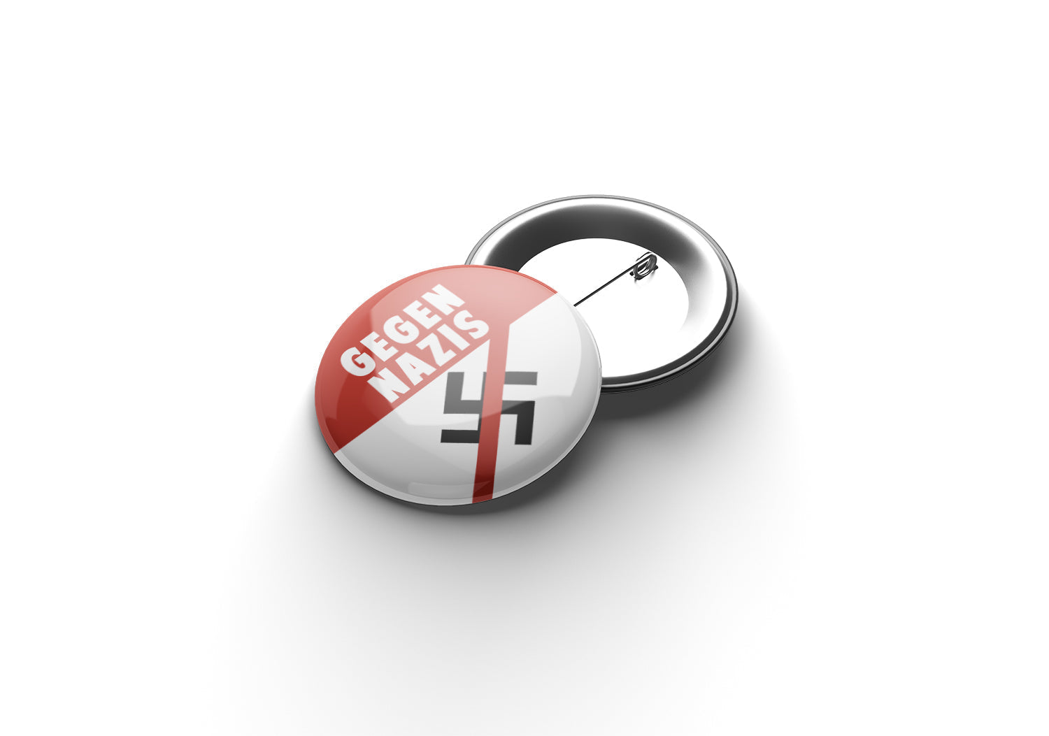 „Runder Button mit rotem oberen Bereich und weißer Aufschrift ‚GEGEN NAZIS‘; im unteren weißen Bereich befindet sich ein durchgestrichenes schwarzes Symbol, das eine klare Anti‑Nazi‑Botschaft ausdrückt.“