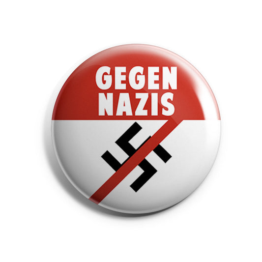 „Runder Button mit der Aufschrift ‚GEGEN NAZIS‘ und durchgestrichenem Symbol darunter.“
