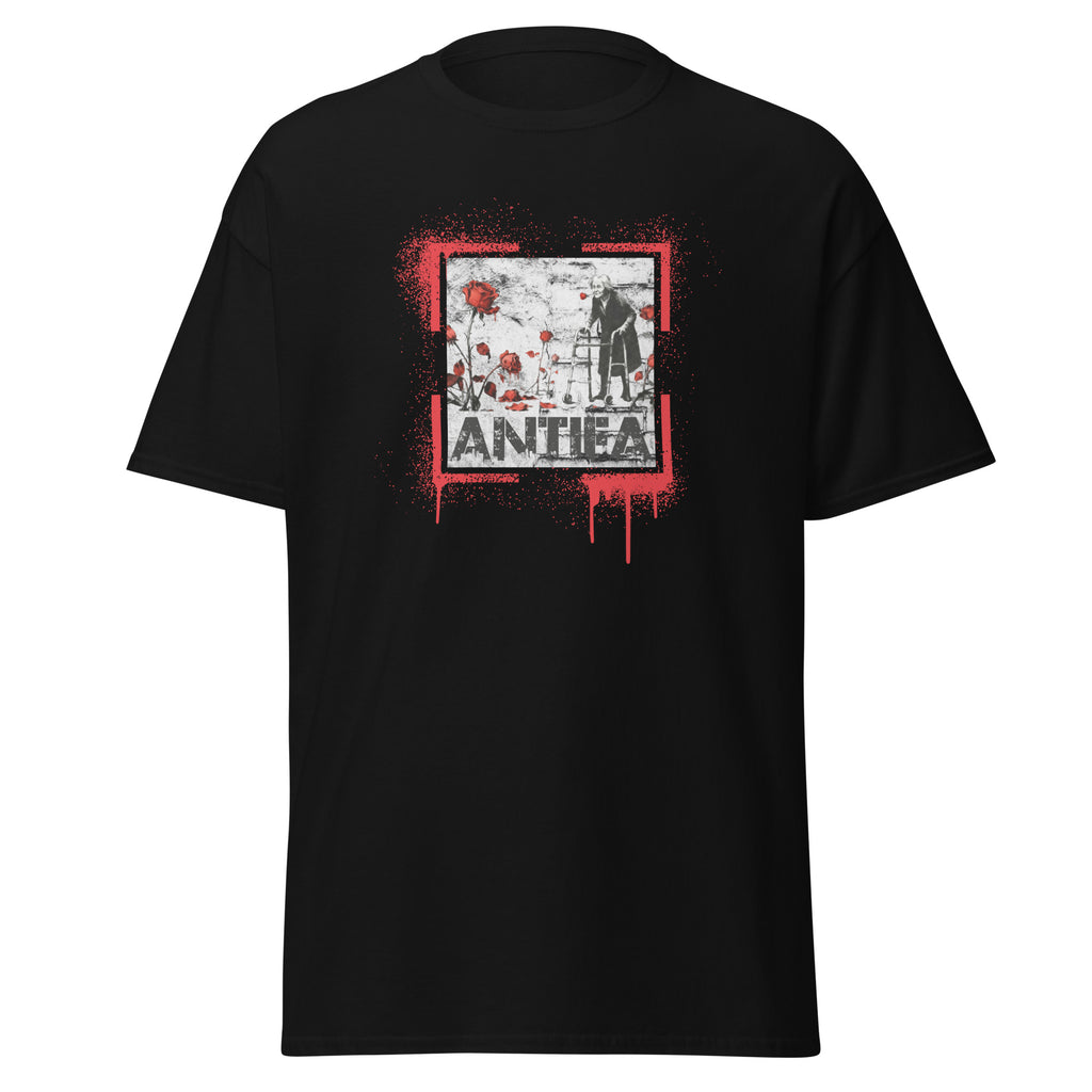 Schwarzes T-Shirt mit rechteckigem Designrahmen, roten Farbspritzern und grauer Figur zwischen roten Blumen