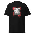 Schwarzes T-Shirt mit rechteckigem Designrahmen, roten Farbspritzern und grauer Figur zwischen roten Blumen
