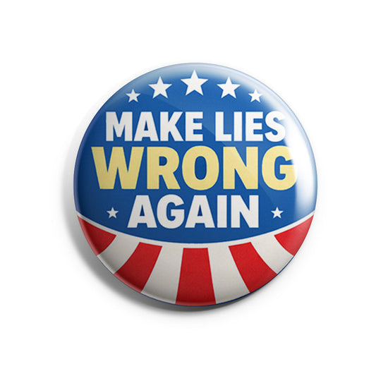 „Runder Button mit der Aufschrift ‚MAKE LIES WRONG AGAIN‘ im US‑Flaggen‑Design.“