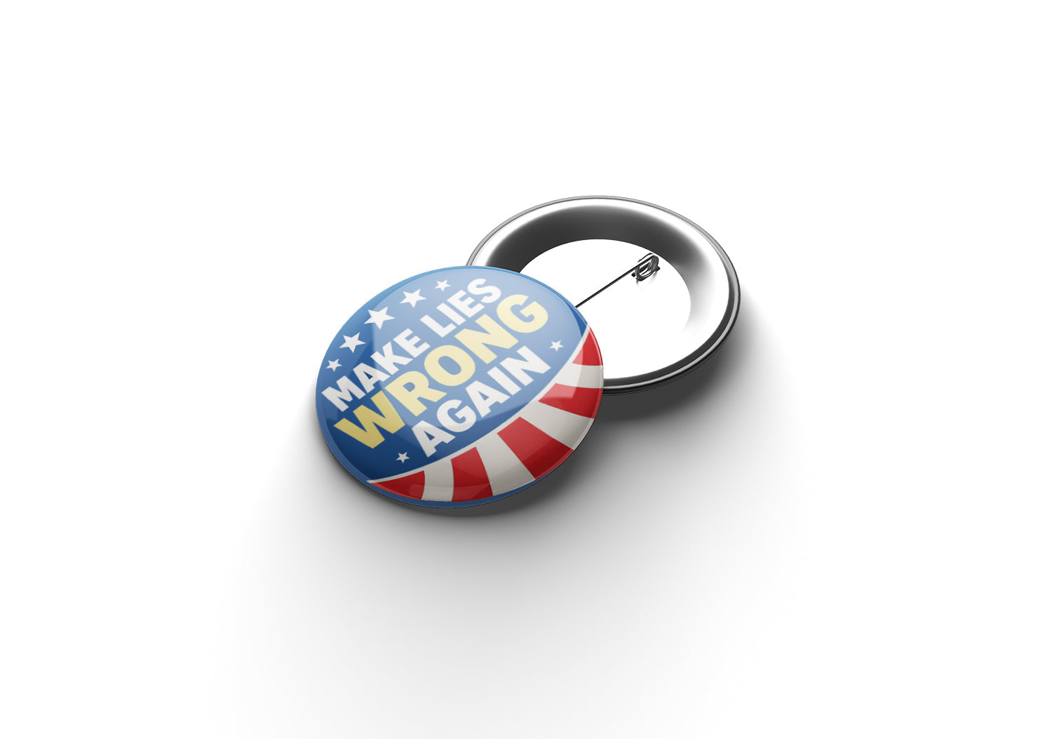 „Runder Button im Stil der US‑Flagge: oben blauer Bereich mit weißen Sternen, unten rote und weiße Streifen; in der Mitte steht die weiße Aufschrift ‚MAKE LIES WRONG AGAIN‘, wobei das Wort ‚WRONG‘ gelb hervorgehoben ist.“