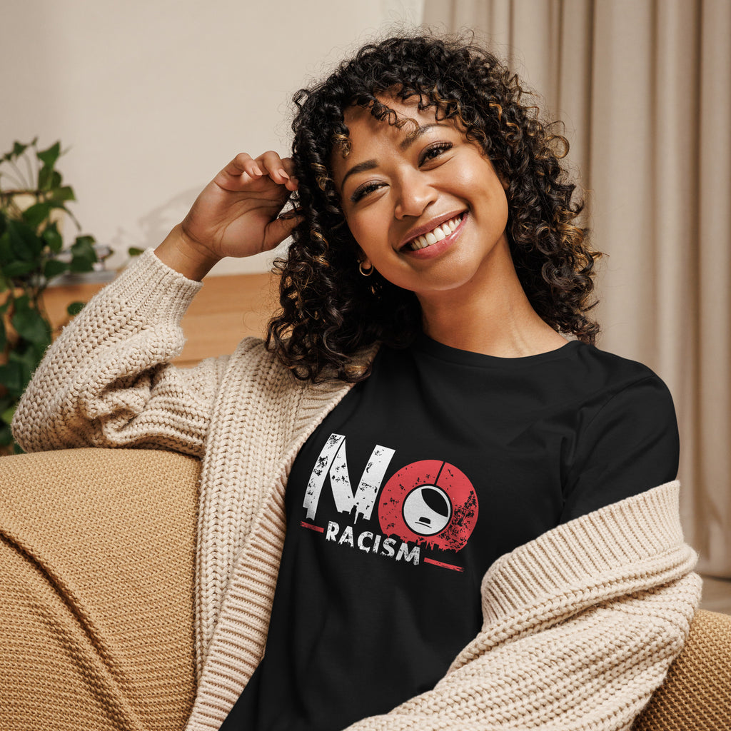 Model trägt NO NZS Damen T Shirt im Casual Look mit Jeans