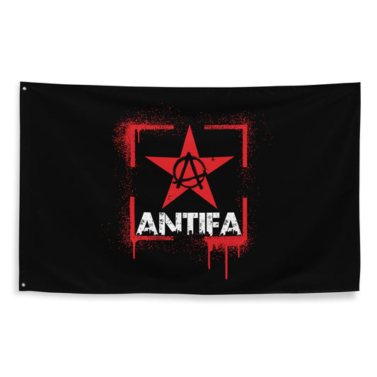 „Schwarze Flagge mit rotem Stern, weißem Anarcho-A und Schriftzug ‚ANTIFA‘ – Spraypaint-Stil mit Tropfenrand“
