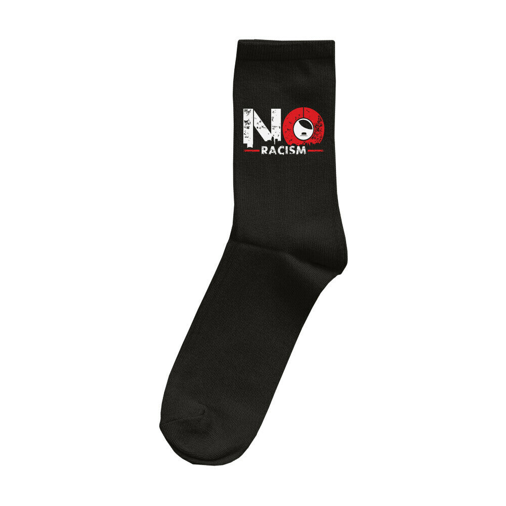 Schwarze Socke mit weiß-rotem ‚NO RACISM‘‑Print und Symbol – klares antirassistisches Statement 