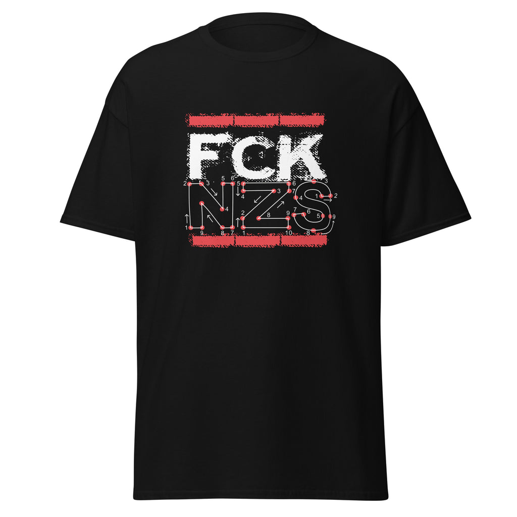 Schwarzes Herren‑T‑Shirt mit weiß‑rotem FCK NZS Frontprint in distressed Typografie, Buchstaben als Zahlenbild mit roten Verbindungslinien.