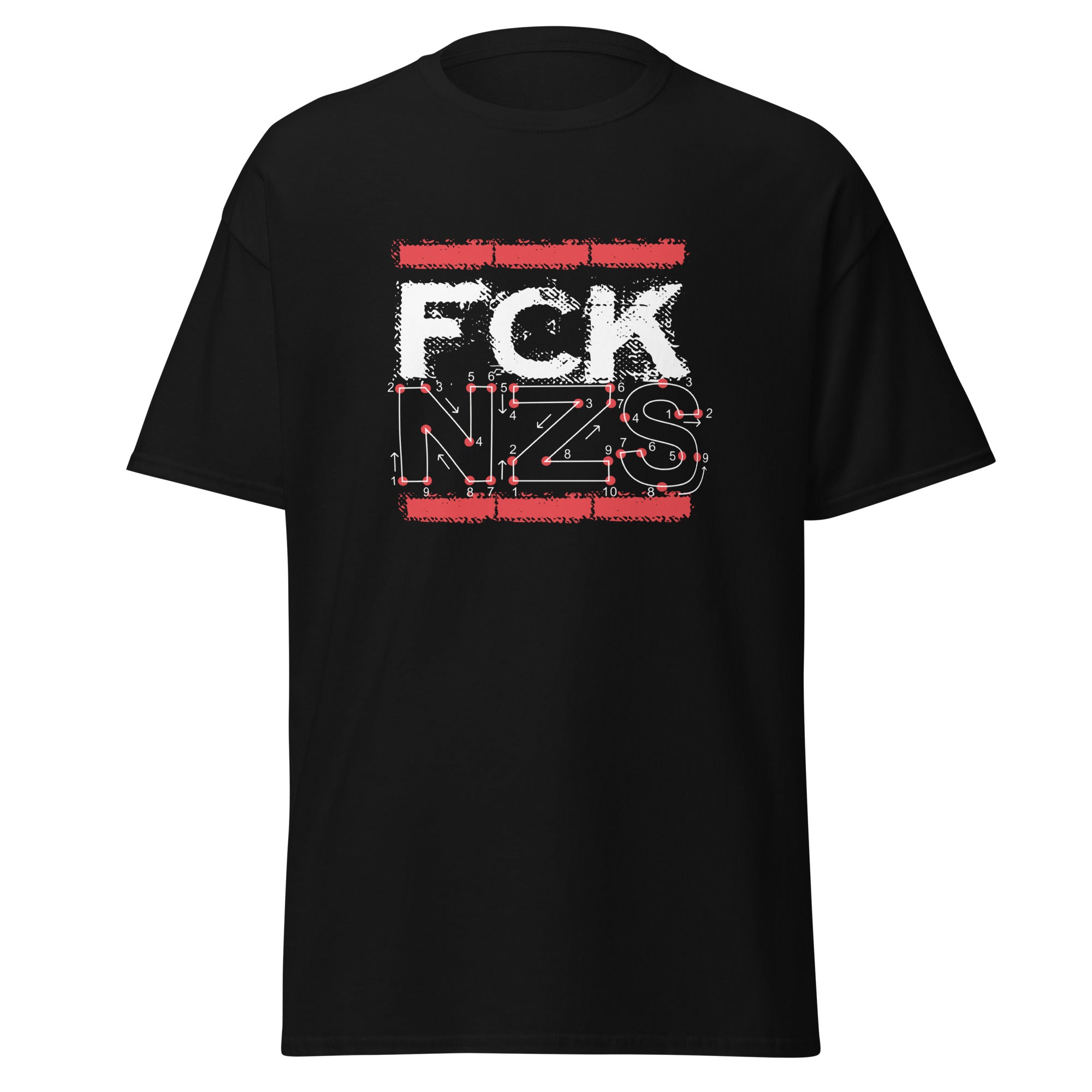 Schwarzes Herren‑T‑Shirt mit weiß‑rotem FCK NZS Frontprint in distressed Typografie, Buchstaben als Zahlenbild mit roten Verbindungslinien.