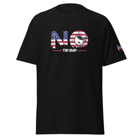 Schwarzes Unisex T‑Shirt mit weiß-rotem „NO TRUMP“‑Print im US‑Flaggenstil – Regular Fit, 100 % Baumwolle.