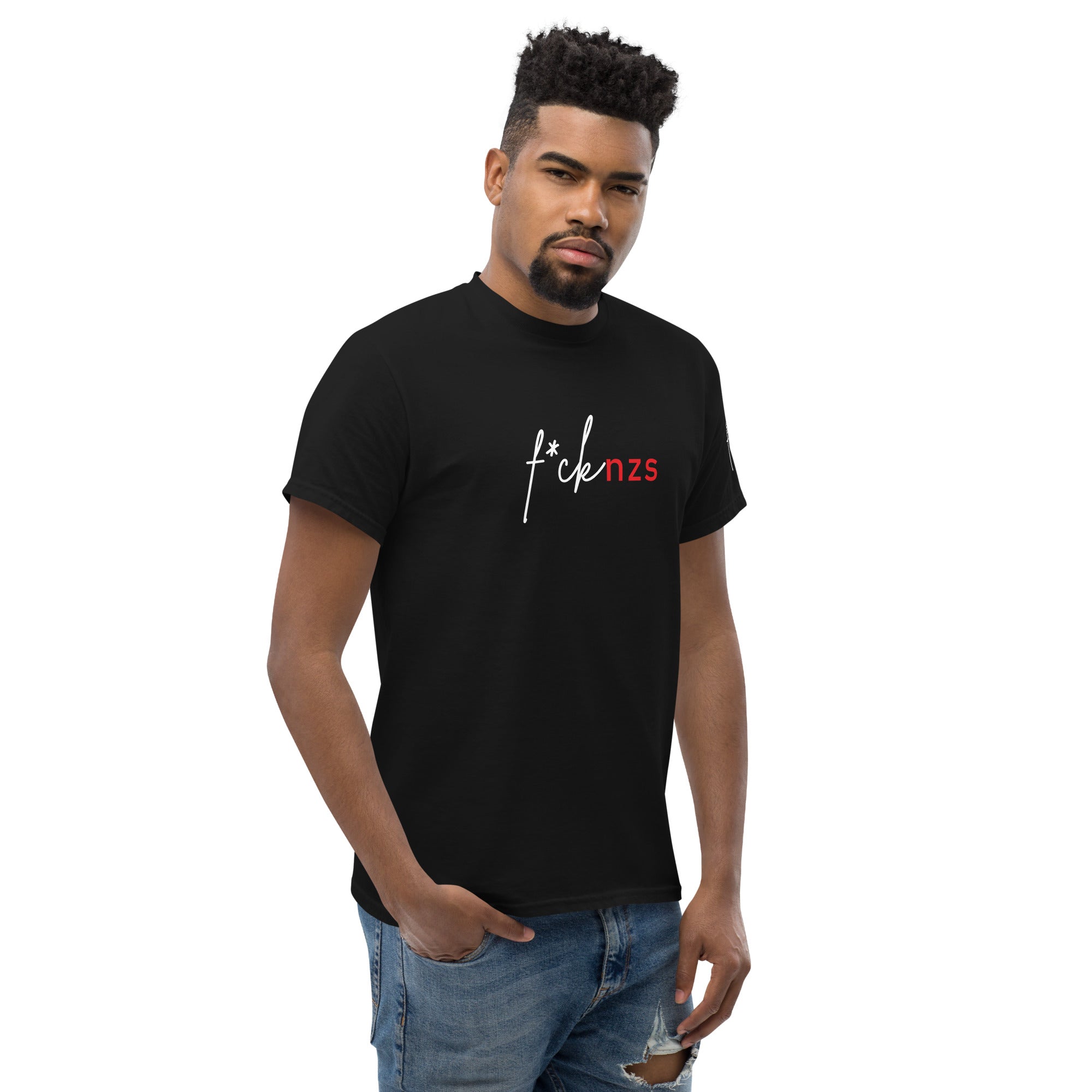 „T‑Shirt f*cknzs in Schwarz, getragen, klare Haltung gegen Rechts.“