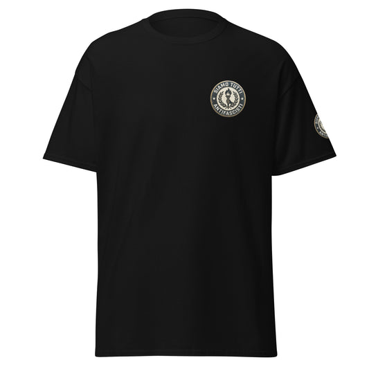 Unisex T‑Shirt in Schwarz mit rundem Emblem aus Fackel und Lorbeerkranz sowie dem Schriftzug „Siamo Tutti Antifascisti“.