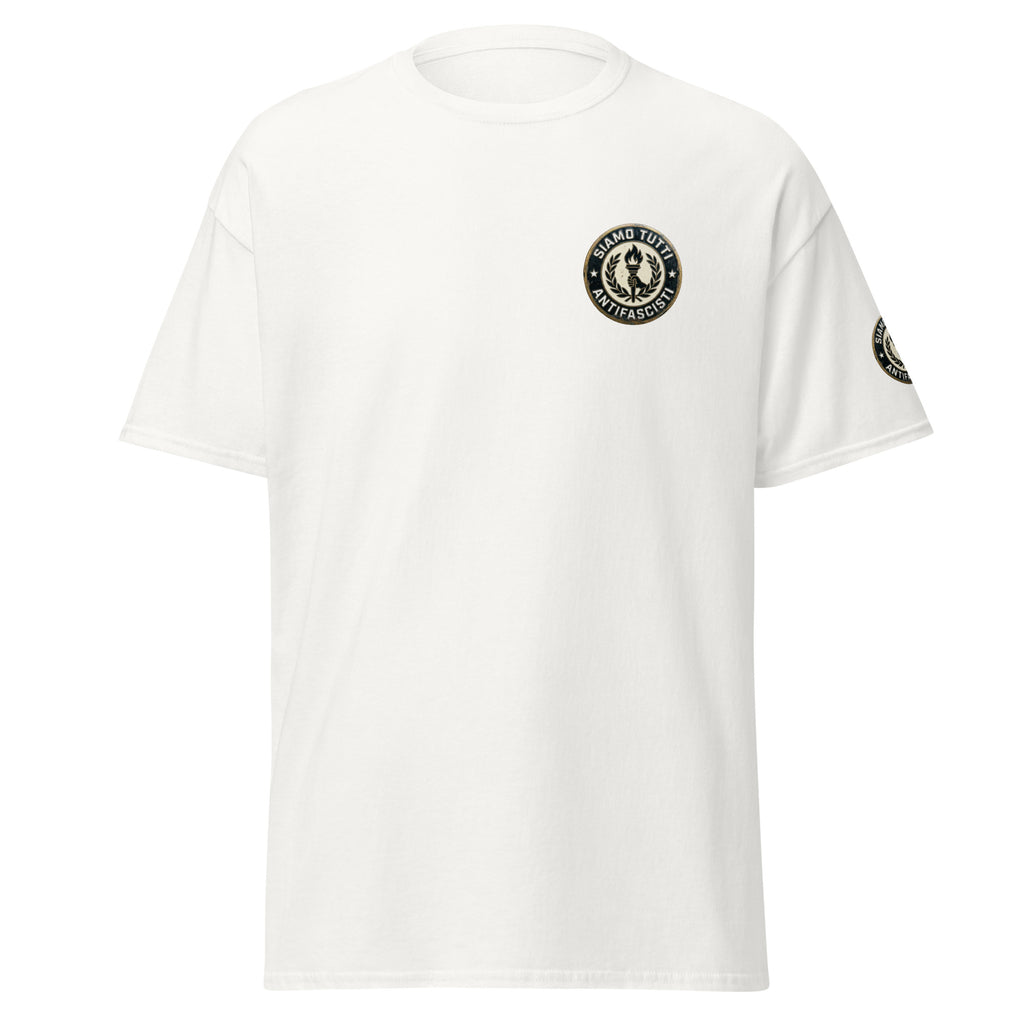 Weißes Unisex T‑Shirt mit rundem Fackel‑ und Lorbeerkranz‑Emblem und dem Schriftzug „Siamo Tutti Antifascisti“.