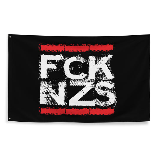 „Protestflagge FCK NZS in Schwarz mit weiß‑rotem Print“

