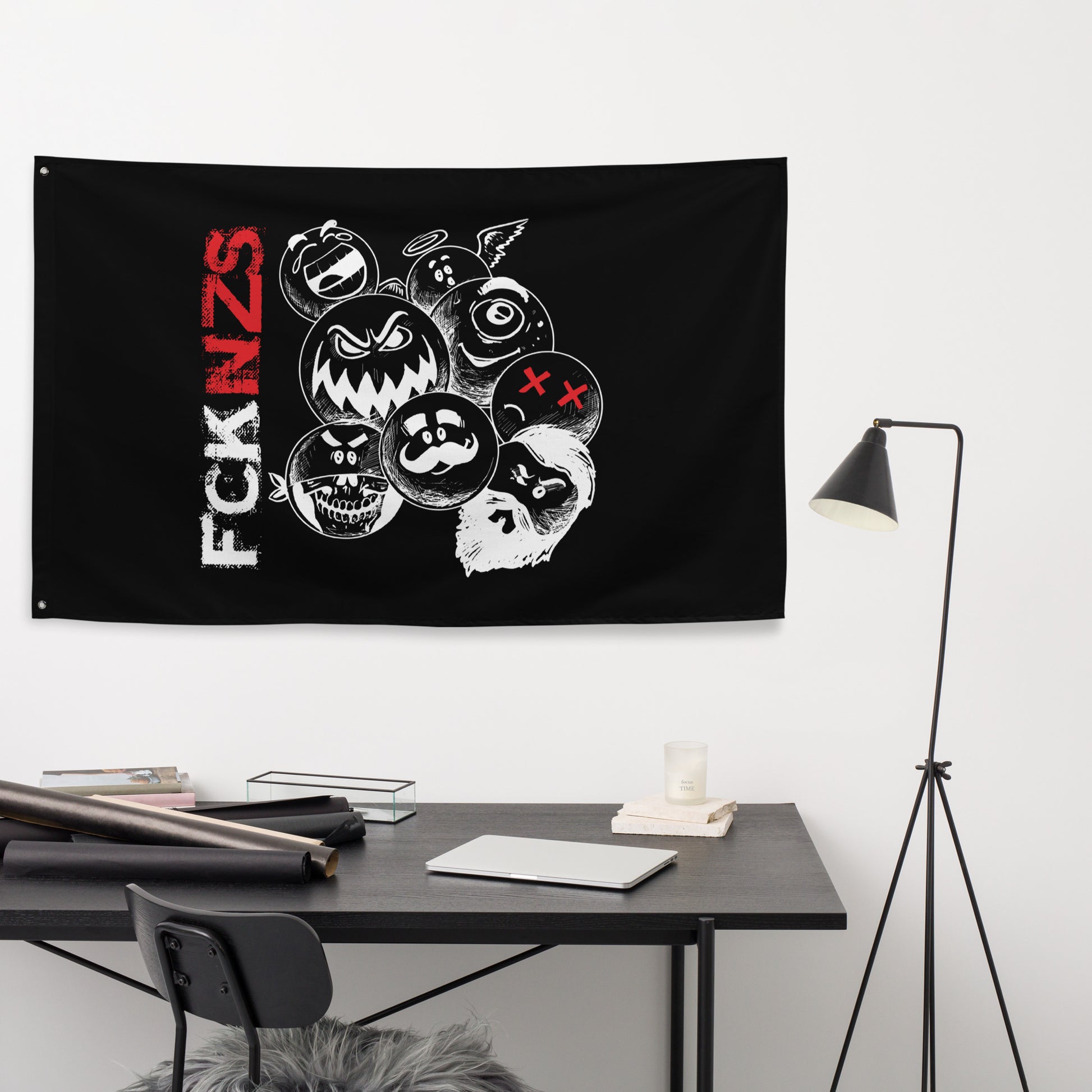 „Schwarze Statement‑Fahne FCK NZS im Street‑Art‑Stil“