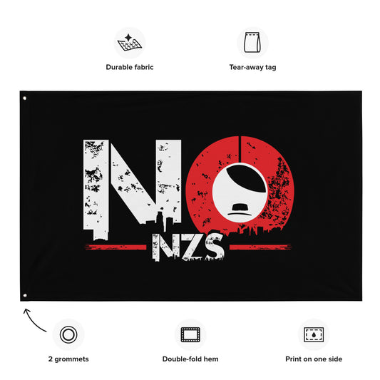„Schwarze Protestflagge mit großem NO‑Schriftzug, rotem Symbol, weißem NZS‑Text. Klare antifaschistische Botschaft gegen Rechtsextremismus.“