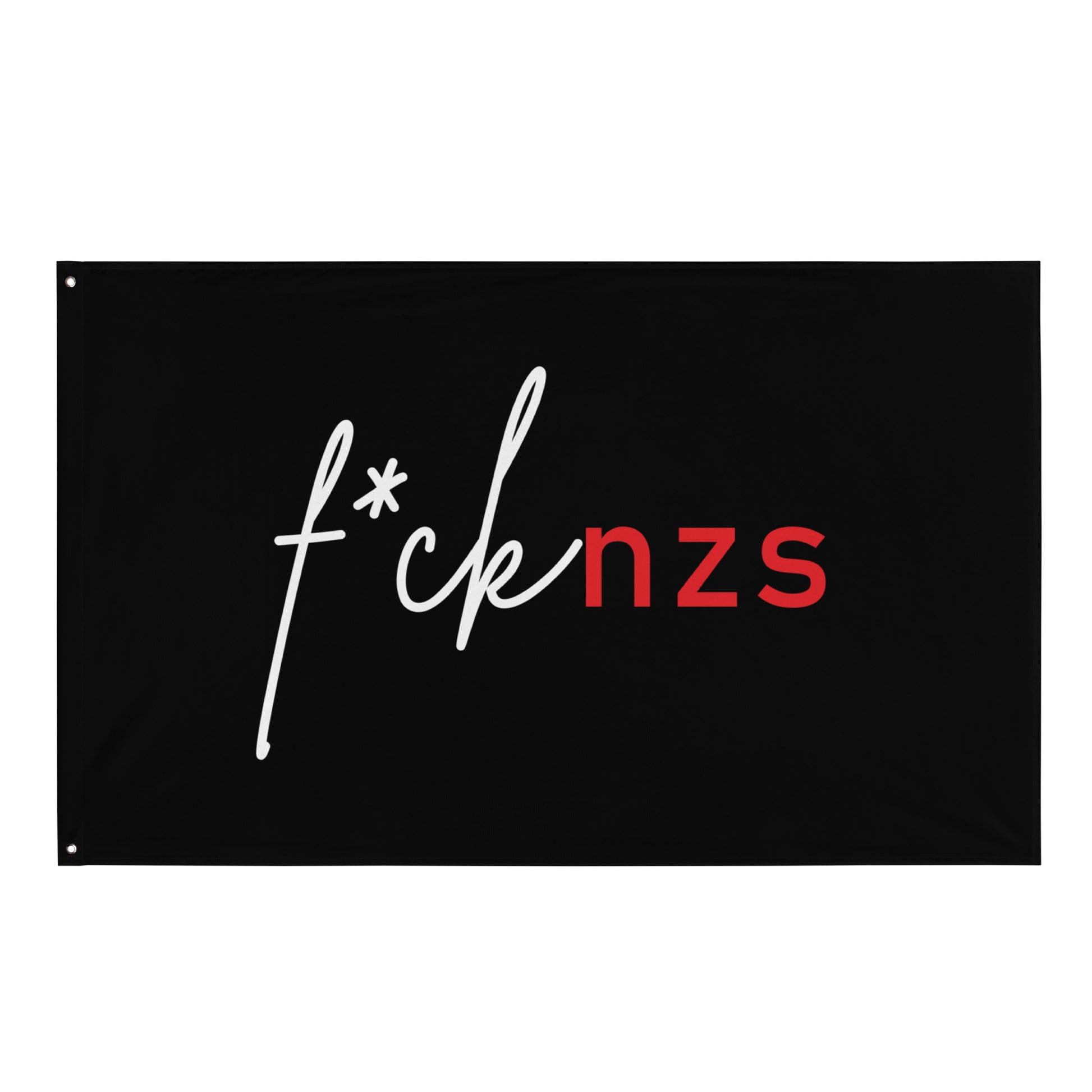 „Schwarze Protestflagge mit weißem Script‑Schriftzug ‚f*ck‘ und rotem ‚nzs‘‑Block in moderner Typografie. Klare antifaschistische Botschaft gegen Rechtsextremismus.“