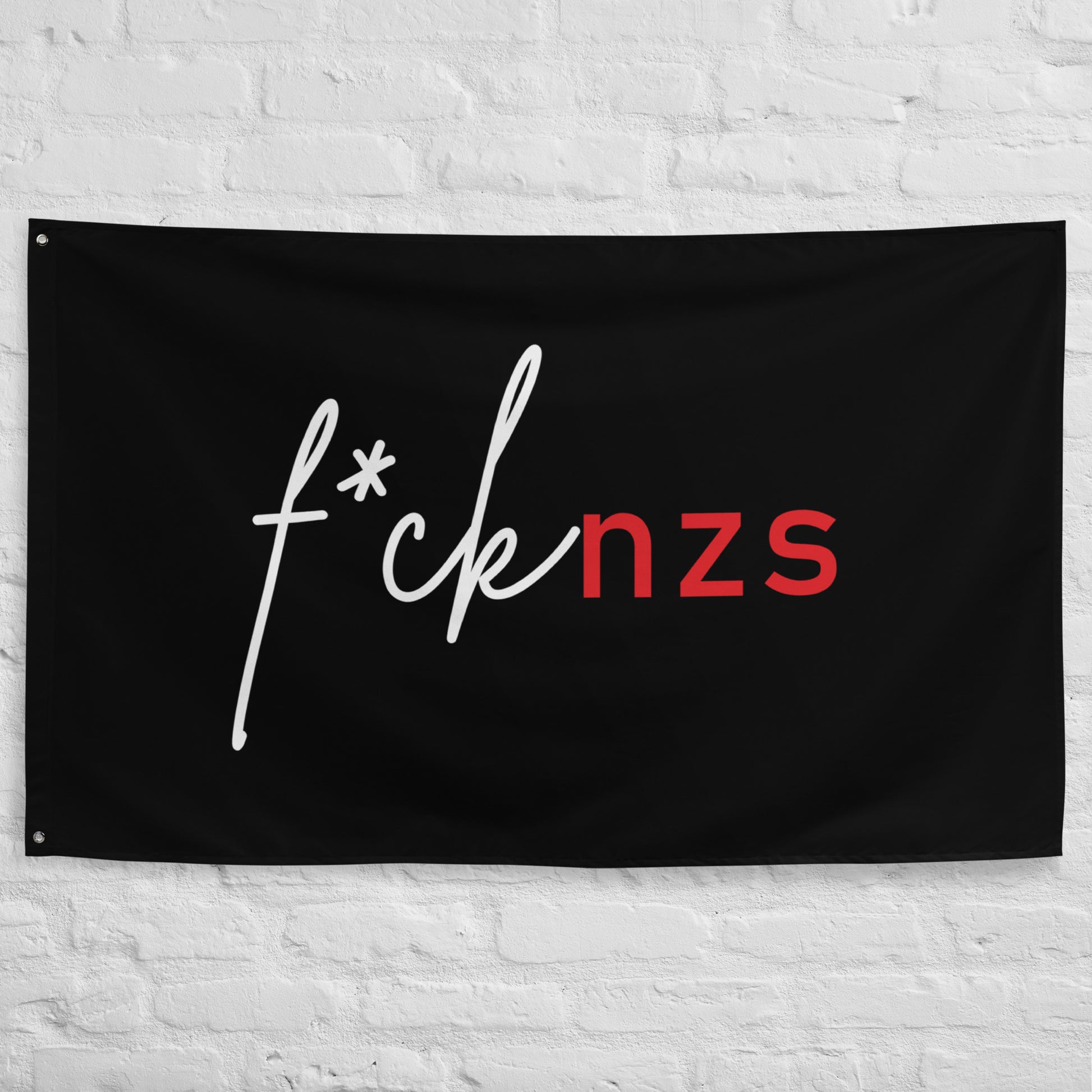 „Antifaschistische Flagge mit Script‑Schrift und rotem Blockdesign“

