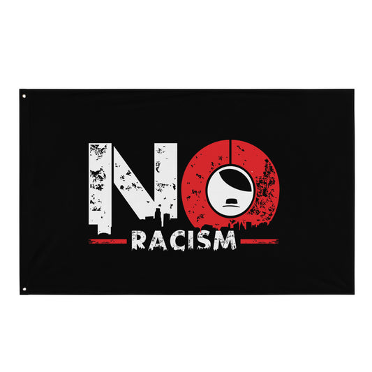 „Schwarze Protestflagge mit großem NO‑Schriftzug, rotem Symbol, weißem RACISM‑Text und urbaner Skyline. Klare antirassistische Botschaft gegen Diskriminierung.“