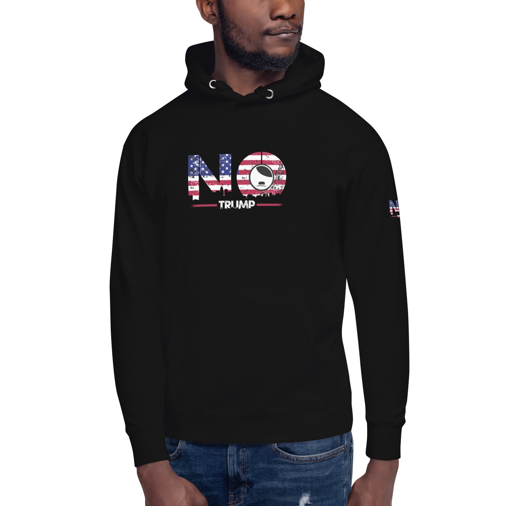 Schwarzer Unisex Kapuzenpullover, Frontansicht; sichtbarer NO TRUMP Aufdruck; Beuteltasche und flache Kordelzüge erkennbar.