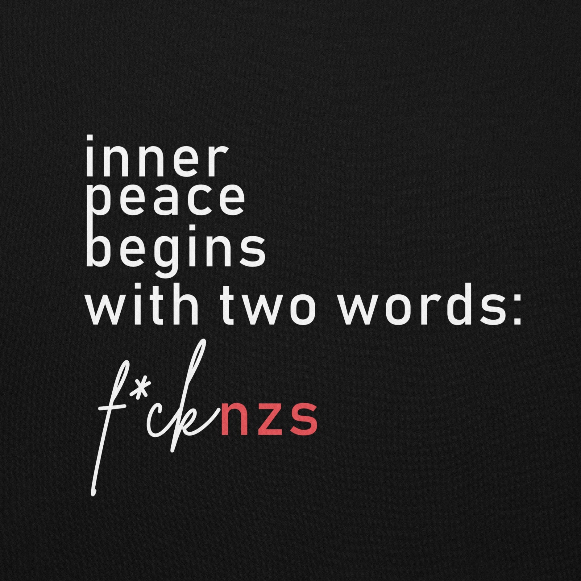 Ansicht Frontprint: Nahaufnahme Typo‑Frontprint „Inner Peace“ in Weiß und Rot

