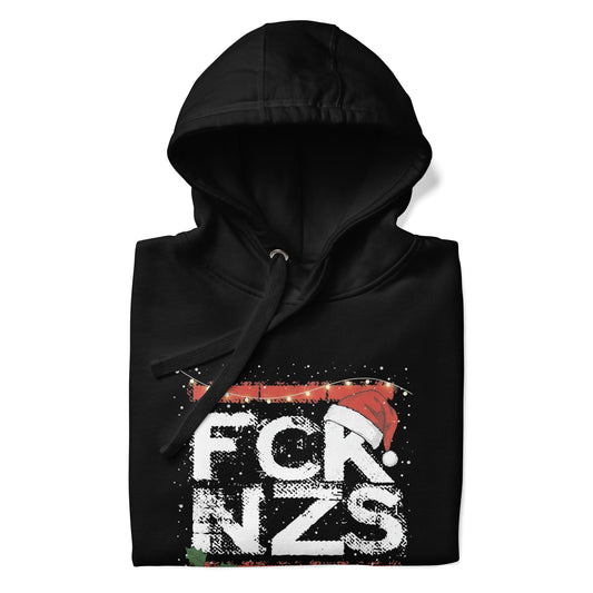 Nahaufnahme Frontprint FCK NZS mit Weihnachtsmütze, Stechpalmen‑Detail und Schneeeffekt

