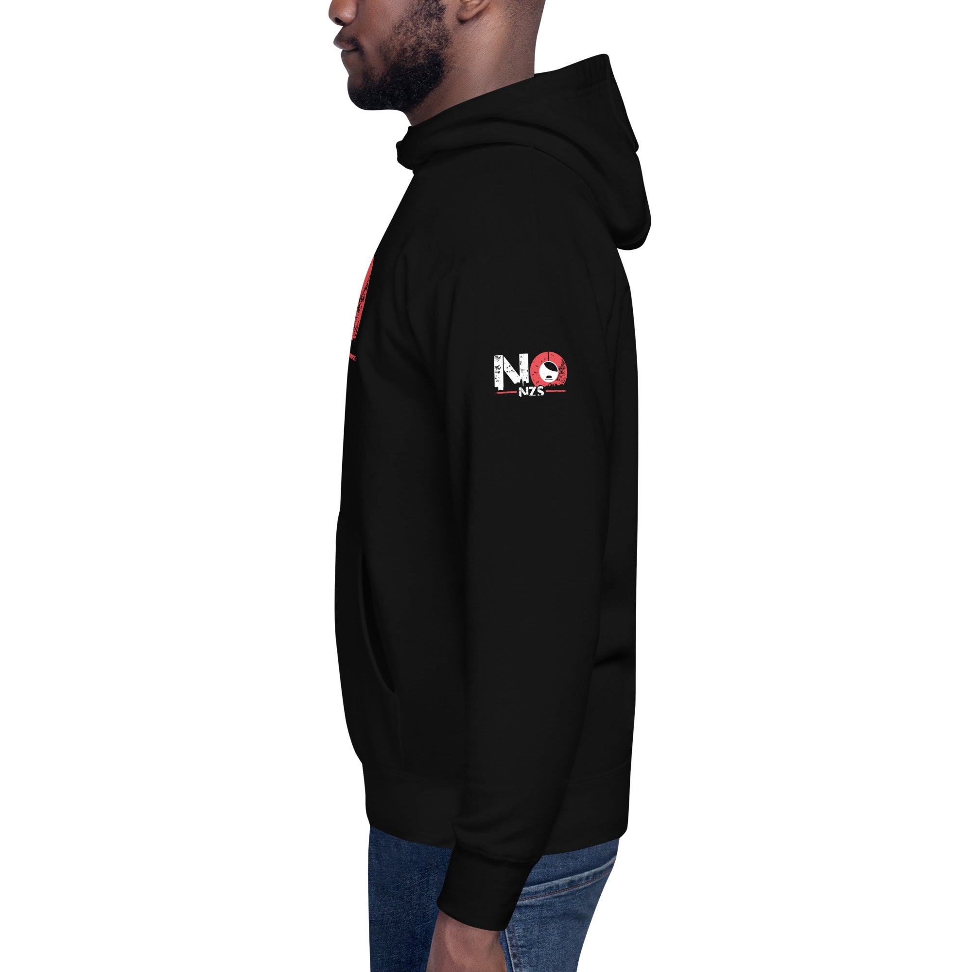 Model trägt NO NZS Unisex Hoodie im Streetwear‑Look mit Jeans