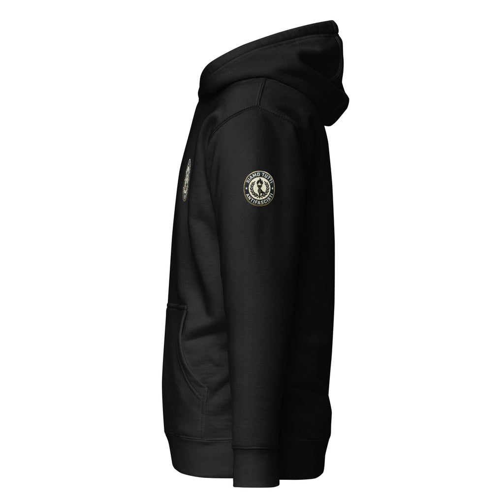 Schwarzer Unisex‑Hoodie mit rundem Fackel‑ und Lorbeerkranz‑Emblem und dem Schriftzug „Siamo Tutti Antifascisti“ inkl. Ärmelprint.