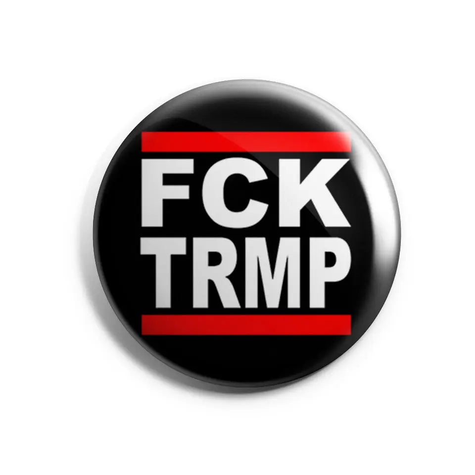 Runder Button mit der Aufschrift ‚FCK TRMP‘ in weißer Blockschrift