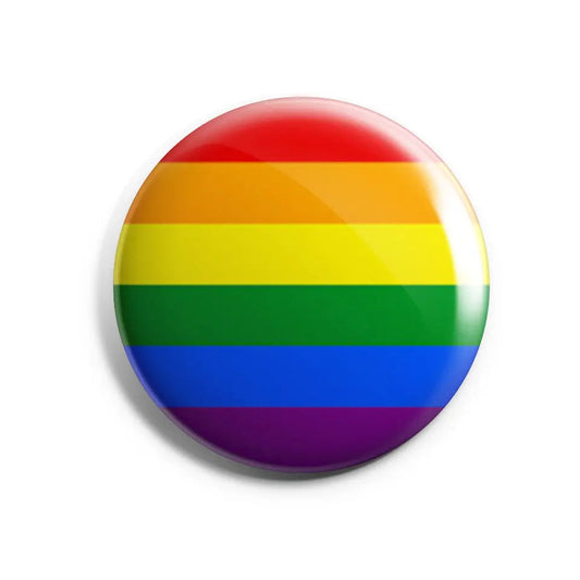 „Runder Button mit Regenbogenflagge in Pride‑Farben.“